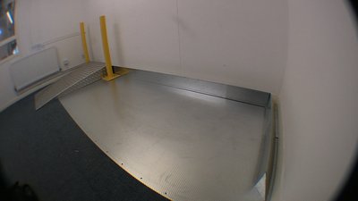 Aluminium 5-bar ramp with safety bollards and safety bumper rail